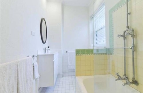 Middle Park Apartment | Middle Park Art Deco Gem + Beach, Park, Lake, Shops, Cafes & Trams.