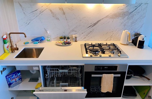 Glen Waverley Apartment | Modern Stylish 2 Bed, 2 Bath Apartment With Free Parking in Central Location