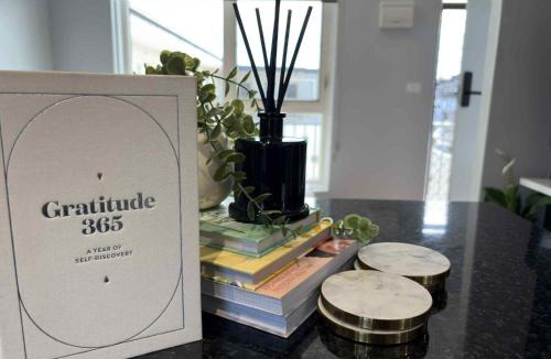 Parkdale Apartment | Parkdale Gem - Walk to Beach, Wine and Vibes