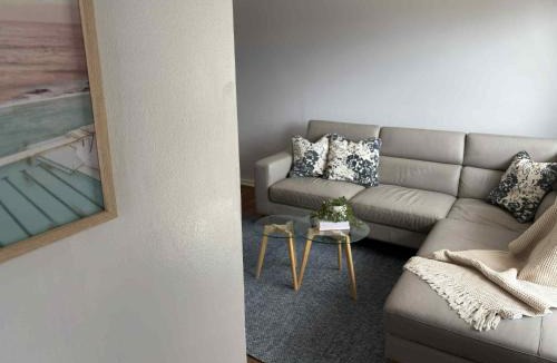 Parkdale Apartment | Parkdale Gem - Walk to Beach, Wine and Vibes