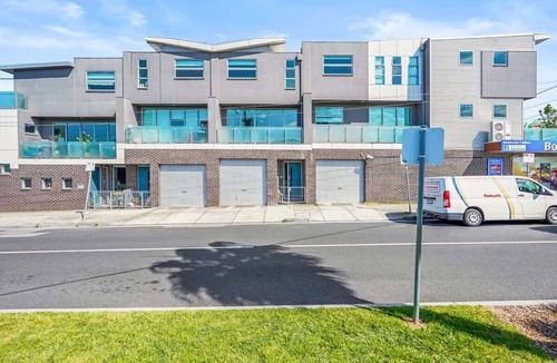 McKinnon House | Perfect Location! Cozy Townhouse McKinnon Station