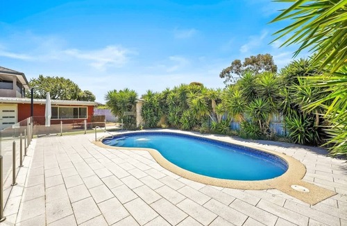 Glen Huntly House | Prime Glen Huntly Beauty - 4BR Family Home w pool