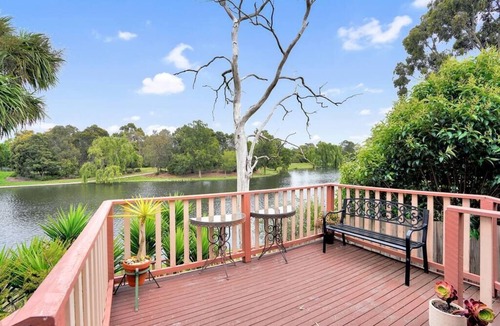 Rowville House | Rowville 3BR family Lakeside Retreat