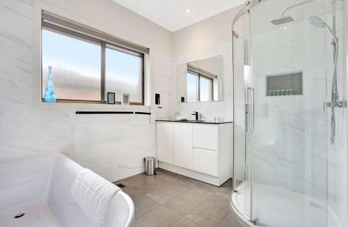 Rowville House | Serene 3BR family Lakeside Retreat in Rowville