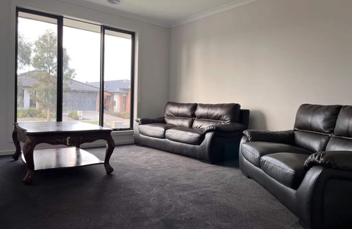 Melton South House | Spacious 4 bed family home in Melton (near Warrawong Estate)