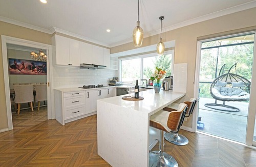 Doncaster East House | Spacious Villa Big Group in Doncaster East 6BRM