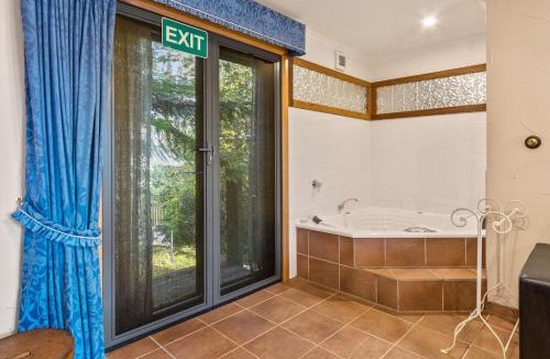 Mount Dandenong House | StayAU Bayview Candlewick Suite SPA in Dandenong