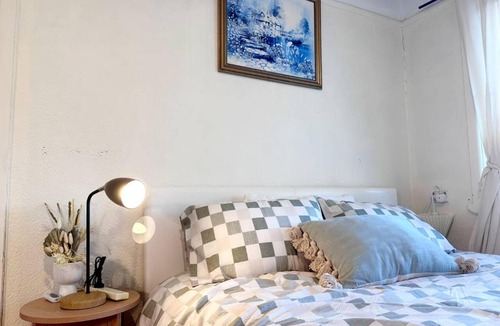 Clayton South House | The Cactus View Room Train Staion