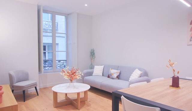 Luxury 3-bedroom apartment in hyper centre, air con, lift