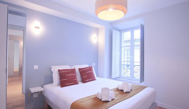 Luxury 3-bedroom apartment in hyper centre, air con, lift