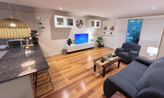 Maribyrnong House | 3BR Townhouse w LivingRm Kitchen Laundry Parking Trams Highpt 6min City 18min