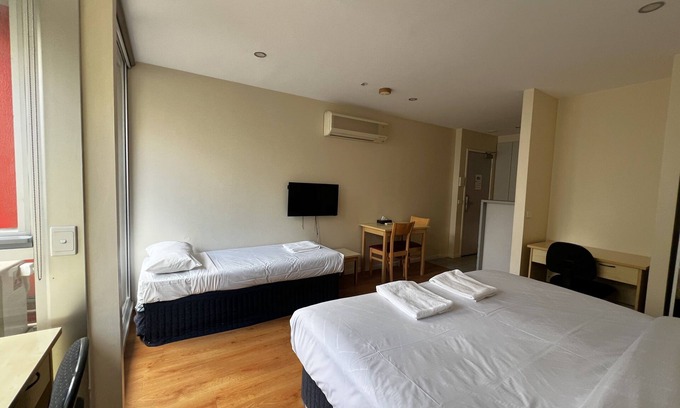 Carlton South Apartment | Central Melbourne Stay for 3 | Free Wi-Fi