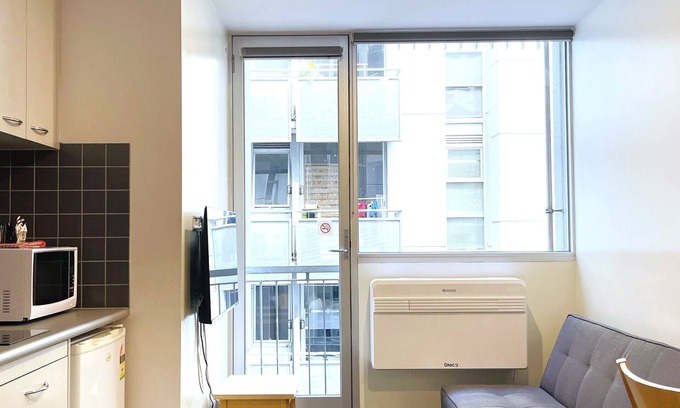 Carlton South Apartment | Modern 1-Bedroom Apartment in the Heart of Melbourne – Sleeps 3
