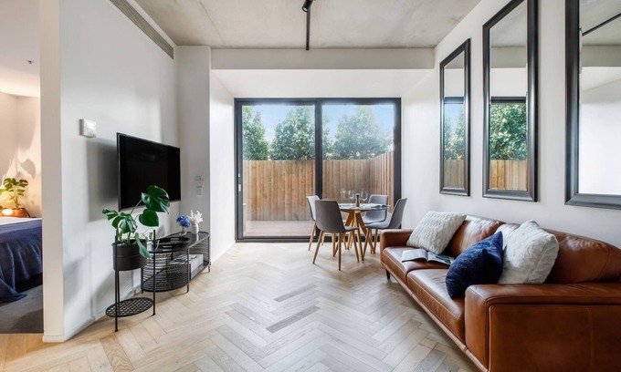 Richmond Apartment | Oak Court Sleek Inner City Pad on Richmond Hill