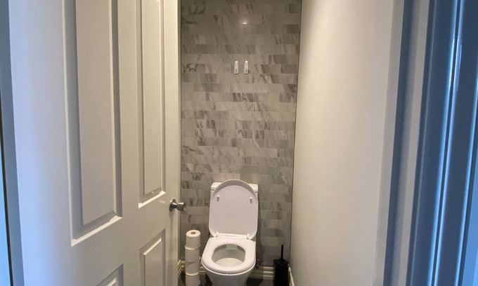 Richmond Apartment | Renovated 3 BDR Family Home Richmond Parking