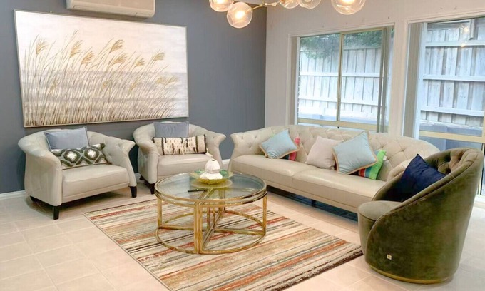 Hallam House | Spacious 5BR House in Hallam Pool table BBQ Netflix WIFI parking