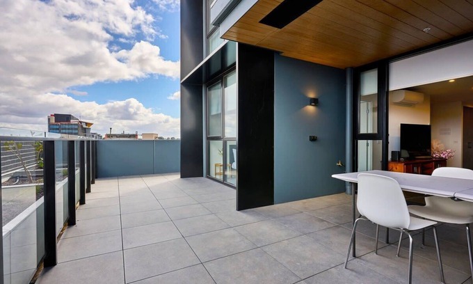 Sunshine Apartment | Sunshine Cityscape Modern 2-Bed Retreat