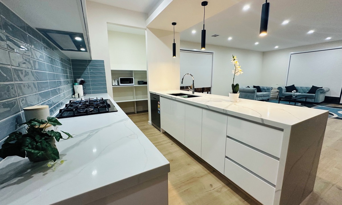 Plumpton House | Brand New 4 x Bedroom Spacious Holiday Home in Melbourne West