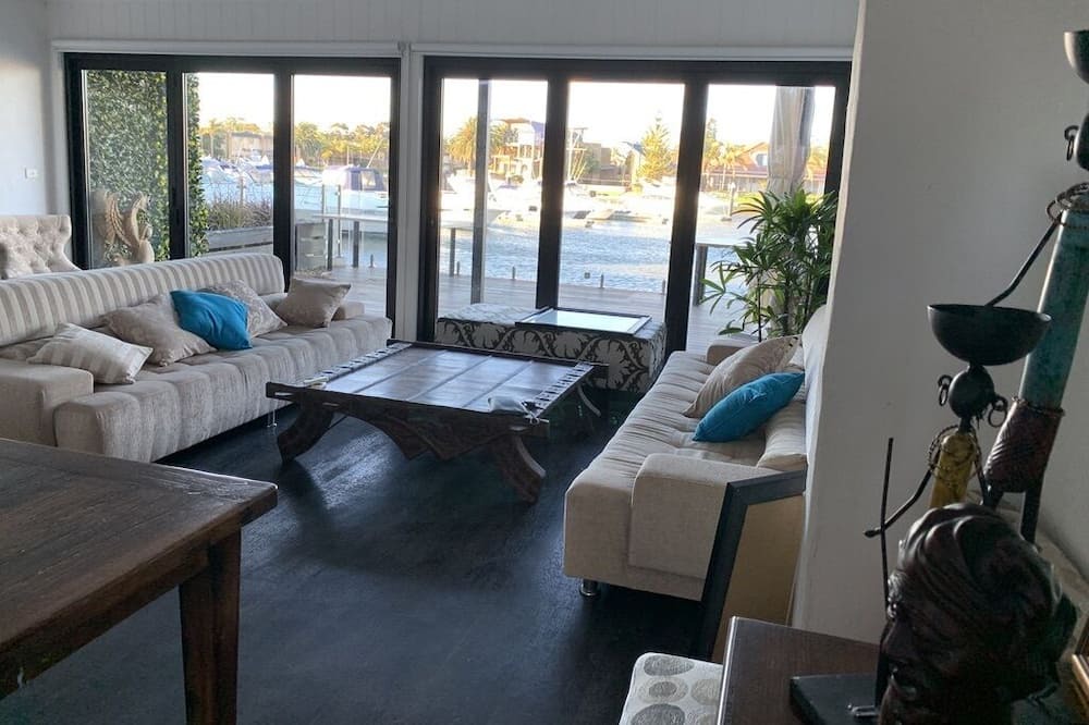 Photo of Livingroom in Patterson Lakes