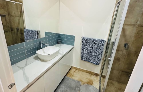 Plumpton House | Brand New 4 x Bedroom Spacious Holiday Home in Melbourne West