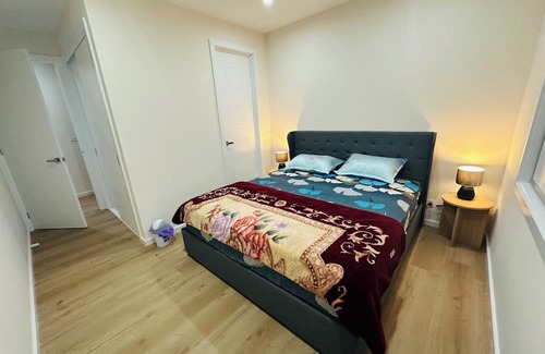 Plumpton House | Brand New 4 x Bedroom Spacious Holiday Home in Melbourne West