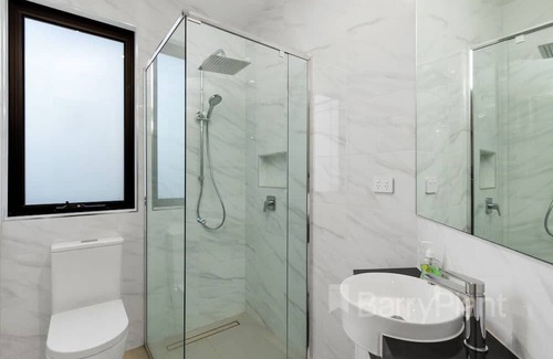 Wantirna South House | Brand new town house 200m from Knox Westfield Shopping close to many amenities