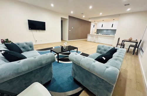 Plumpton House | Brand New 4 x Bedroom Spacious Holiday Home in Melbourne West