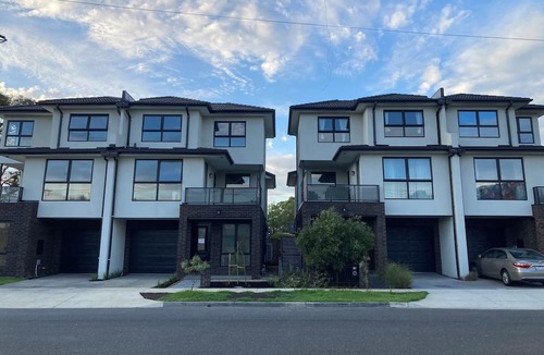 Wantirna South House | Brand new town house 200m from Knox Westfield Shopping close to many amenities