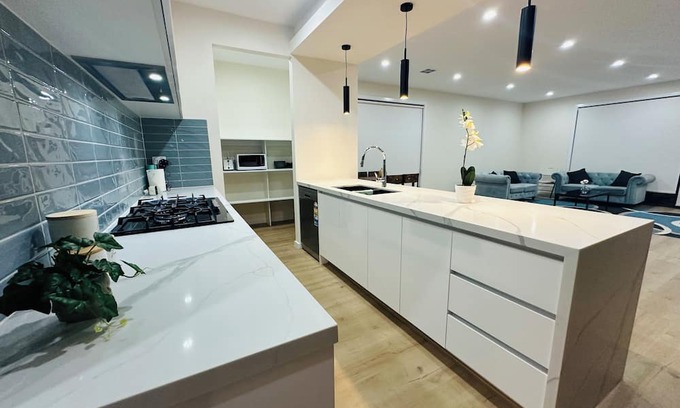 Plumpton House | Brand New 4 x Bedroom Spacious Holiday Home in Melbourne West